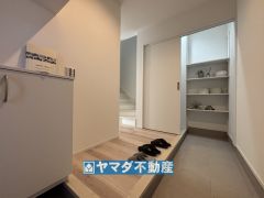 玄関横にはスライドドア付きシューズクロークがあるので、玄関が広々使えます。