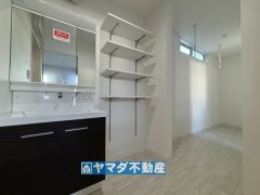 洗面所には可動式の収納棚があります