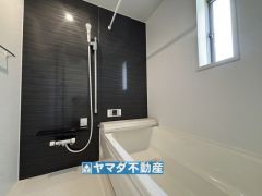 浴槽にはベンチスペースがあるので半身浴やお子様も座ることができ安心快適です