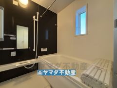 浴槽にはベンチスペースがあるので半身浴やお子様も座ることができ安心快適です