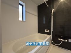 浴槽にはベンチスペースがあるので半身浴やお子様も座ることができ安心快適です