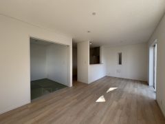 リビングの広さに加えて和室の入り口を開放すればさらに広々とした空間になります