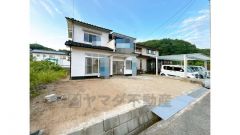 外構工事を行い、駐車場は車が2台駐車できるよう整備しました。