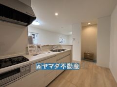 キッチンには便利なパントリー設置