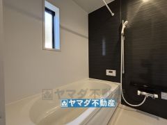 浴槽にはベンチスペースがあるので半身浴やお子様も座ることができ安心快適です