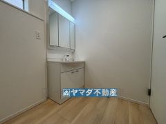 収納もできる三面鏡タイプの洗面台