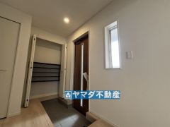 シューズボックスの他に収納棚完備