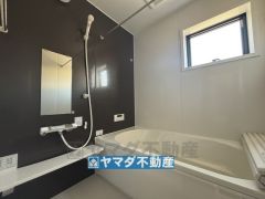 浴槽にはベンチスペースがあるので半身浴やお子様も座ることができ安心快適です