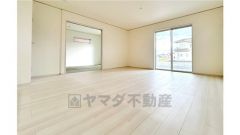 リビングの広さに加えて和室の入り口を開放すればさらに広々とした空間になります