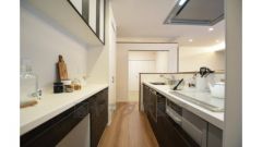 キッチンから洗面、ランドリールームに移動しやすい間取り