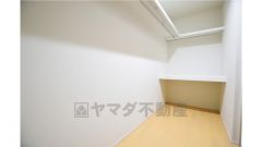 2階洋室ウォークインクローゼット。