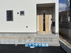 玄関横にはポストが設置されているので雨に濡れずに安心ですね