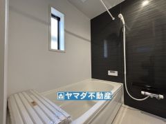 浴槽にはベンチスペースがあるので半身浴やお子様も座ることができ安心快適です