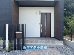 広々とした玄関ポーチ