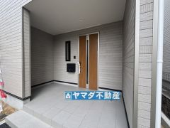 広々とした玄関ポーチ