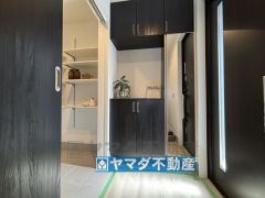 シューズボックスと広々とした可動式シューズクローク