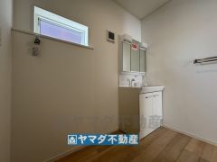 三面鏡タイプだから朝の準備も効率的ですね