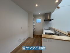 キッチン後ろには可動式の収納棚