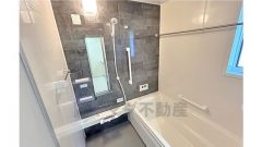 ゆったりとしたバスタブ