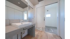 洗面の背面には収納を設け、衣類だけでなく、タオル下着・日用品のストック類を収納できます。