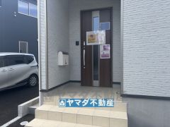 玄関横にはポストが設置されているので雨に濡れずに安心ですね