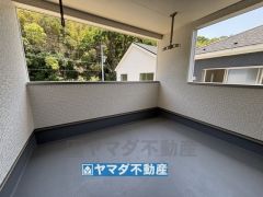 広々とした屋根のあるバルコニー