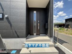玄関横にはポストが設置されているので雨に濡れずに安心ですね。
