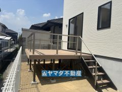 ステップのあるウッドデッキ