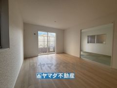 リビングの広さに加えて和室の入り口を開放すればさらに広々とした空間になります
