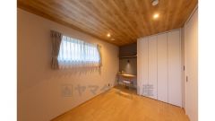 2階洋室7.6帖のお部屋です。