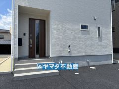 玄関横にはポストが設置されているので雨に濡れずに安心ですね。