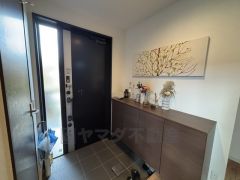 玄関にはシューズボックスと、土間収納があります。