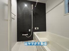 浴槽にはベンチスペースがあるので半身浴やお子様も座ることができ安心快適です。
