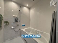 浴槽にはベンチスペースがあるので半身浴やお子様も座ることができ安心快適です