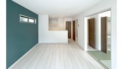 リビングの広さに加えて和室の入り口を開放すればさらに広々とした空間になります
