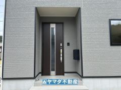 玄関横にはポストが設置されているので雨に濡れずに安心ですね。