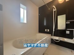 浴槽にはベンチスペースがあるので半身浴やお子様も座ることができ安心快適です