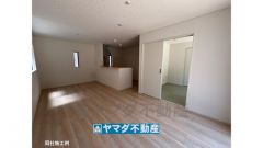 同社施工例　リビングの広さに加えて和室の入り口を開放すればさらに広々とした空間になります