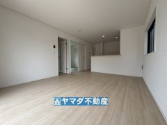 リビングの広さに加えて和室の入り口を開放すればさらに広々とした空間になります