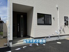 玄関横にはポストが設置されているので雨に濡れずに安心ですね。
