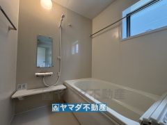 浴槽にはベンチスペースがあるので半身浴やお子様も座ることができ安心快適です