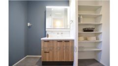 三面鏡タイプの洗面台、可動式の収納棚完備