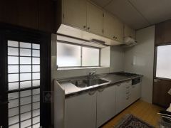 キッチンには勝手口があります