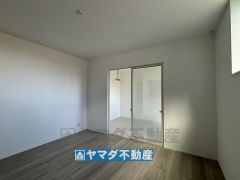 サンルームに面した洋室8.5帖のお部屋です。