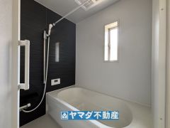 浴槽にはベンチスペースがあるので半身浴やお子様も座ることができ安心快適です
