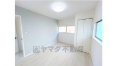 1階洋室5.5帖のお部屋です。フローリングとクロスの張替を行いました。