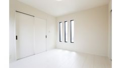 2階サンルームのある洋室のお部屋です。