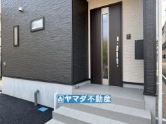 玄関横にはポストが設置されているので雨に濡れずに安心ですね。