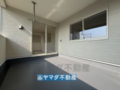 屋根のある広々としたバルコニー