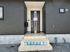 玄関横にはポストが設置されているので雨に濡れずに安心ですね。